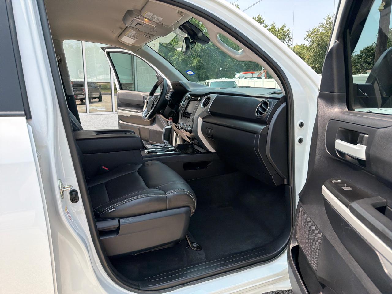 Toyota Tundra SR5 5.7L V8 FFV CrewMax 4WD 2019