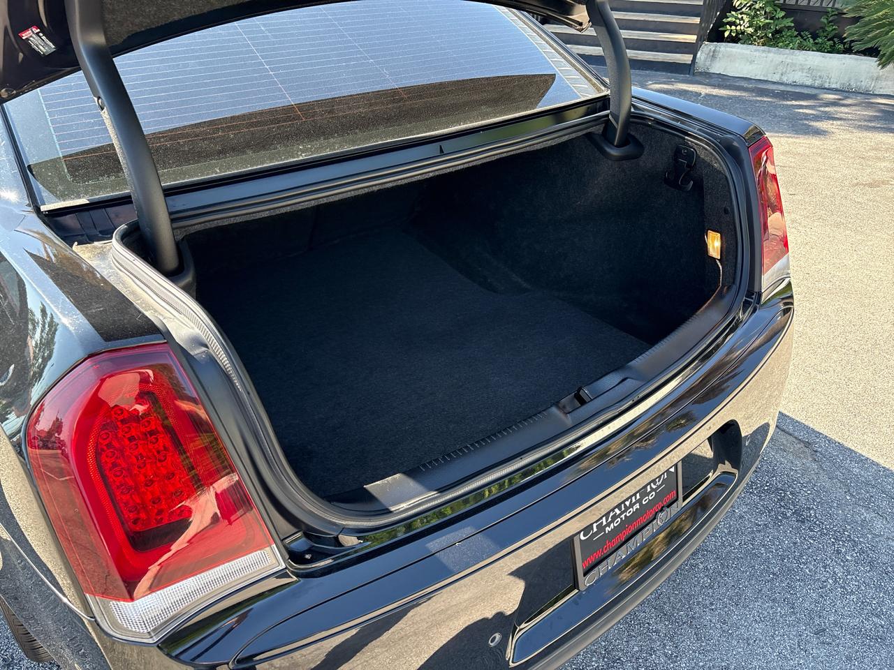 Chrysler 300 Touring L RWD 2022