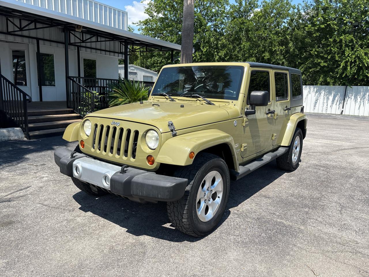 Jeep Wrangler Unlimited 4WD 4dr Sahara 2013