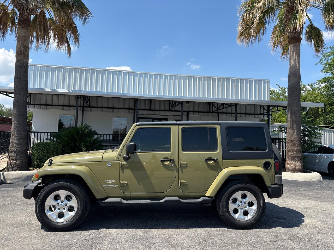 Jeep Wrangler Unlimited 4WD 4dr Sahara 2013
