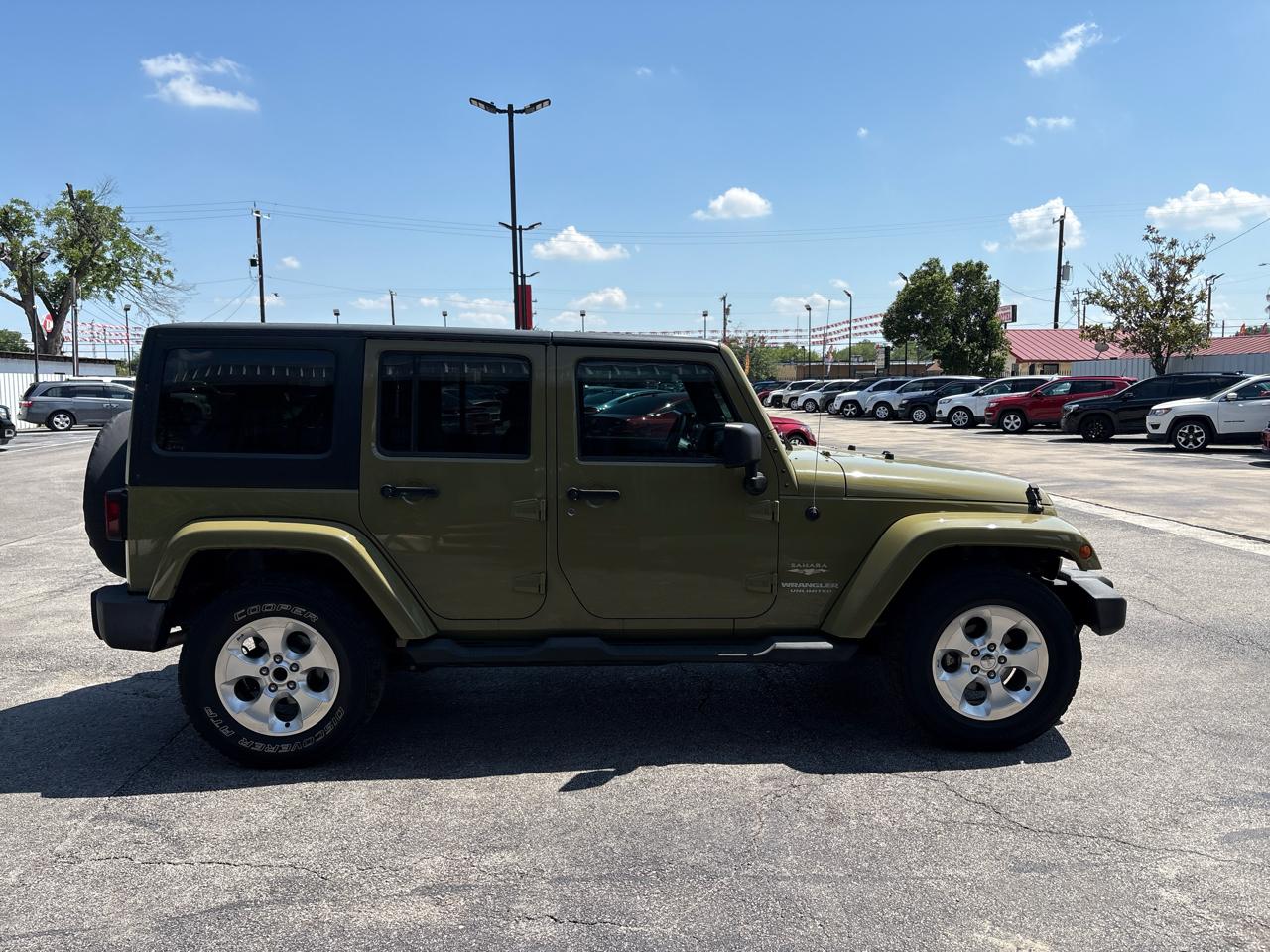 Jeep Wrangler Unlimited 4WD 4dr Sahara 2013