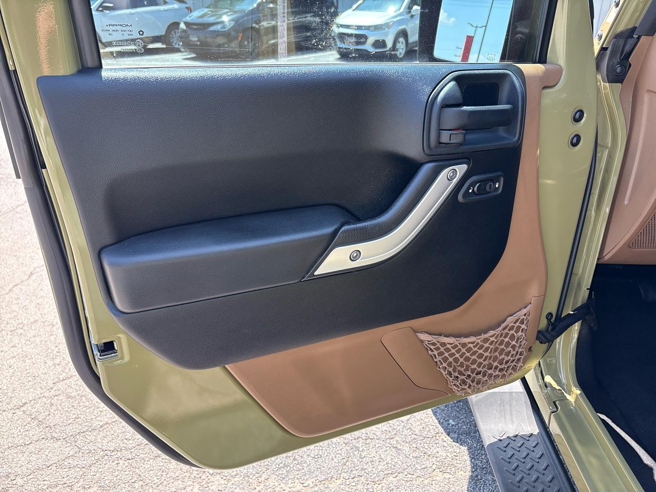 Jeep Wrangler Unlimited 4WD 4dr Sahara 2013