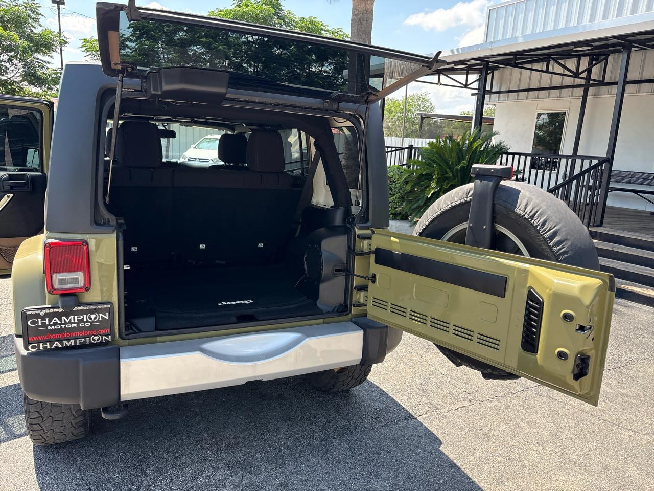 Jeep Wrangler Unlimited 4WD 4dr Sahara 2013