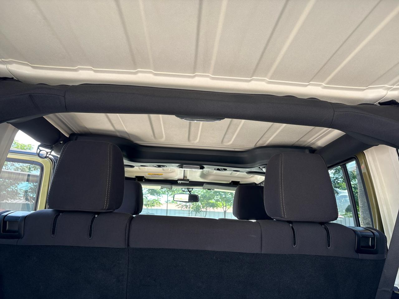 Jeep Wrangler Unlimited 4WD 4dr Sahara 2013