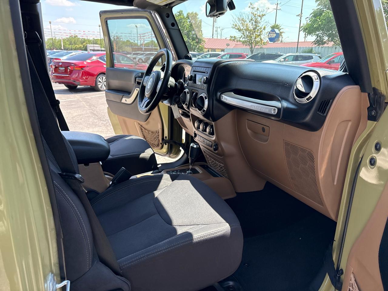 Jeep Wrangler Unlimited 4WD 4dr Sahara 2013