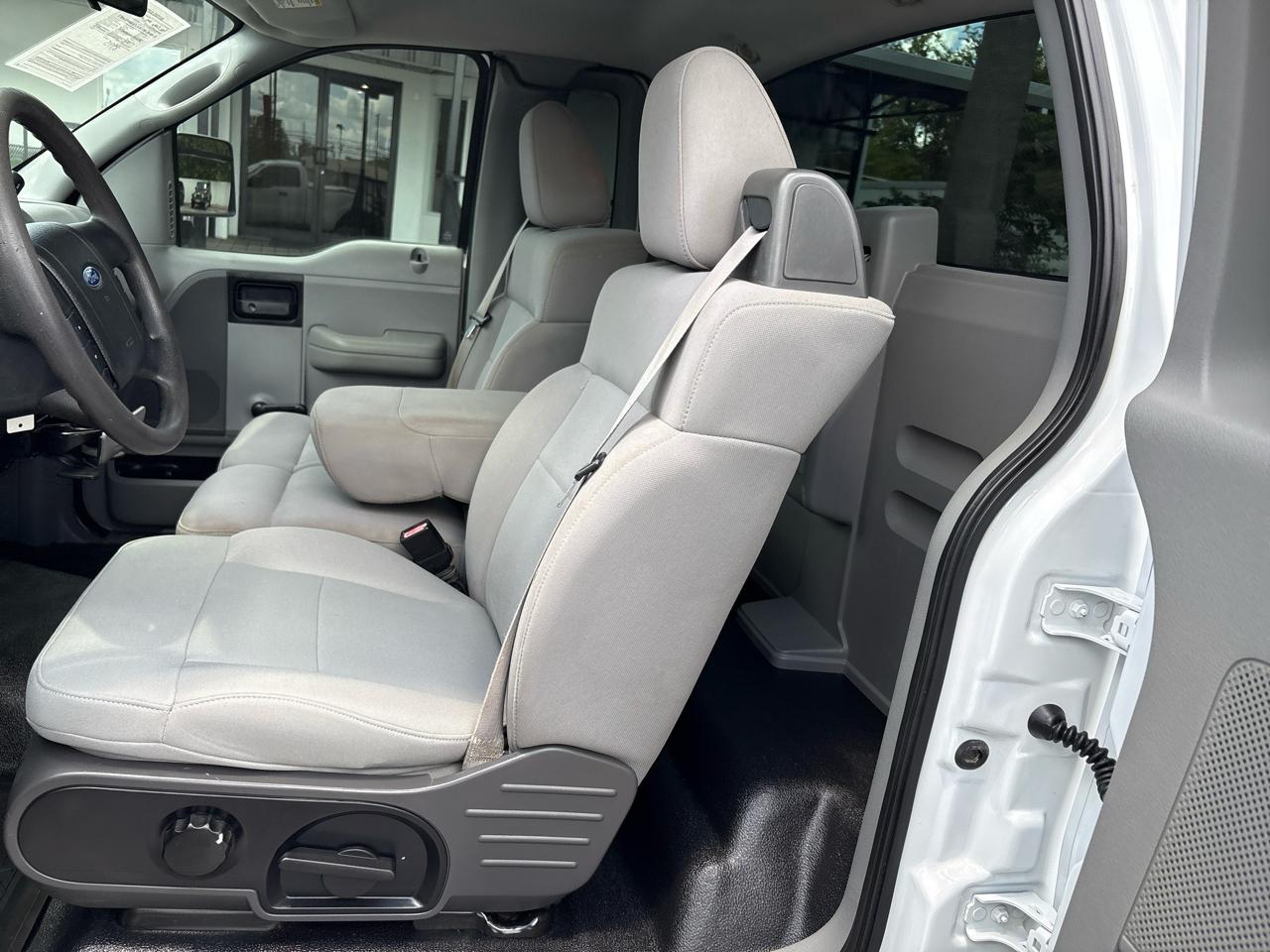 Ford F-150 Reg Cab 126" XLT 2006