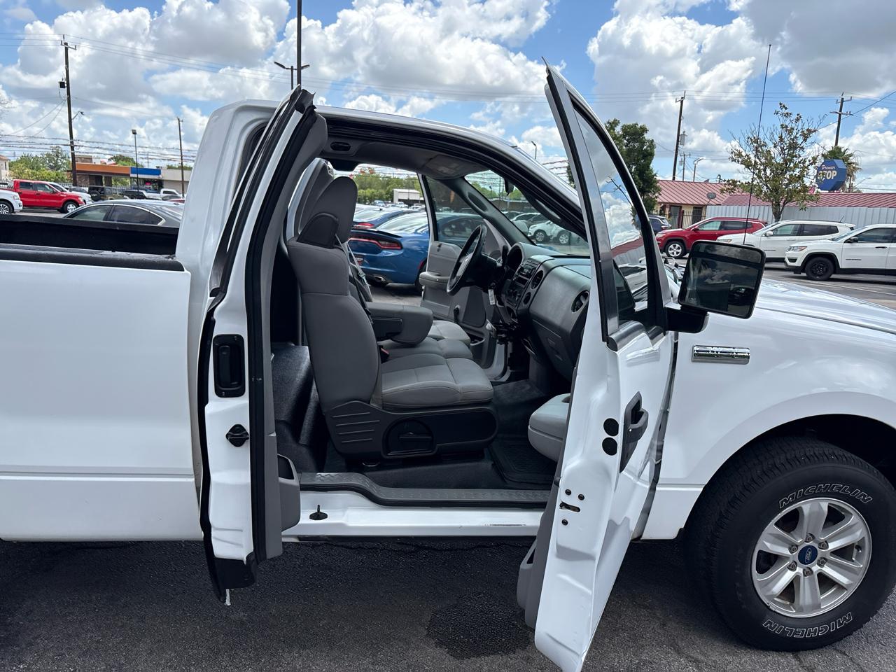 Ford F-150 Reg Cab 126" XLT 2006
