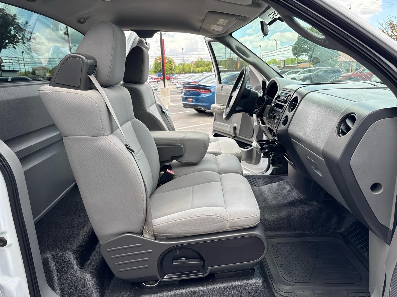 Ford F-150 Reg Cab 126" XLT 2006