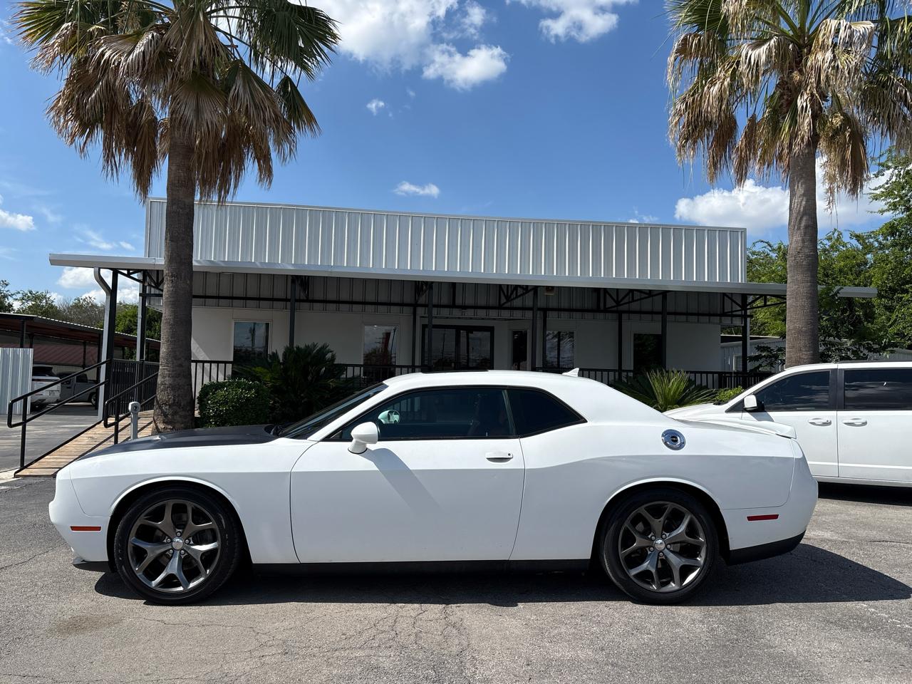 Dodge Challenger 2dr Cpe SXT Plus 2015