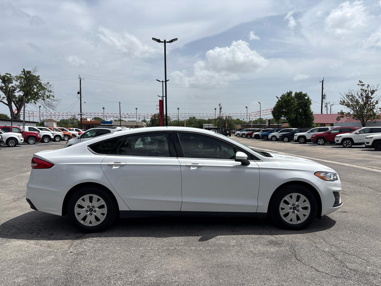 Ford Fusion S FWD 2020