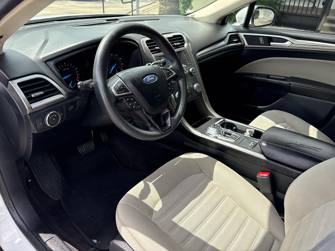 Ford Fusion S FWD 2020