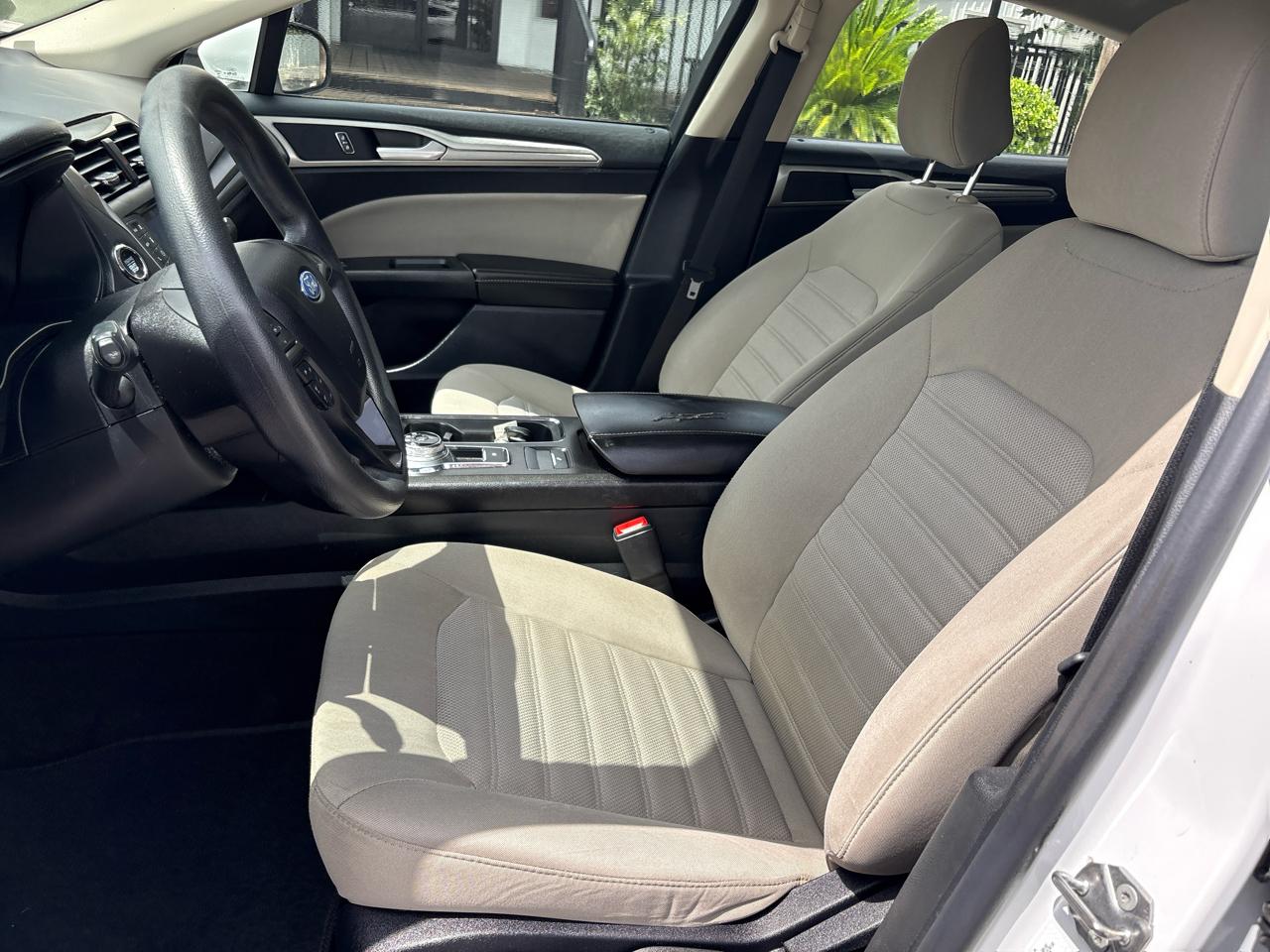 Ford Fusion S FWD 2020