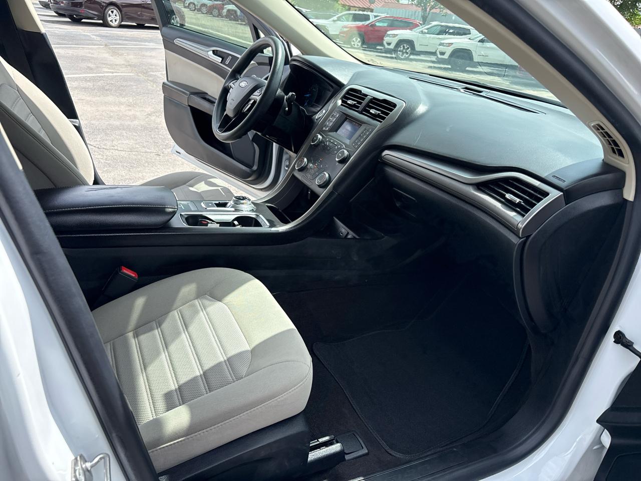 Ford Fusion S FWD 2020