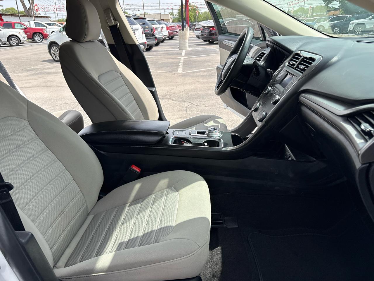 Ford Fusion S FWD 2020