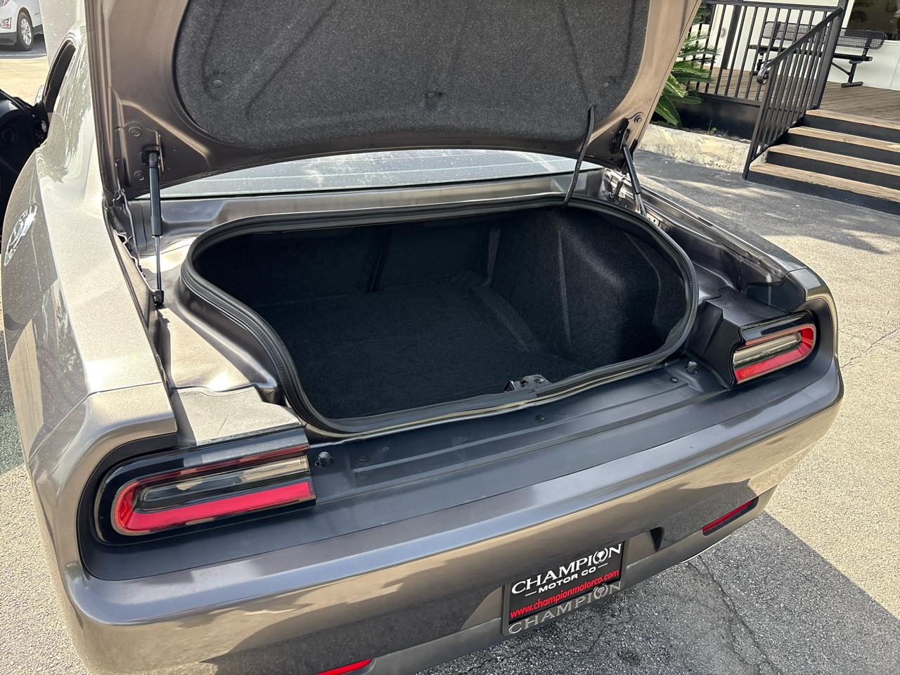 Dodge Challenger SXT RWD 2019