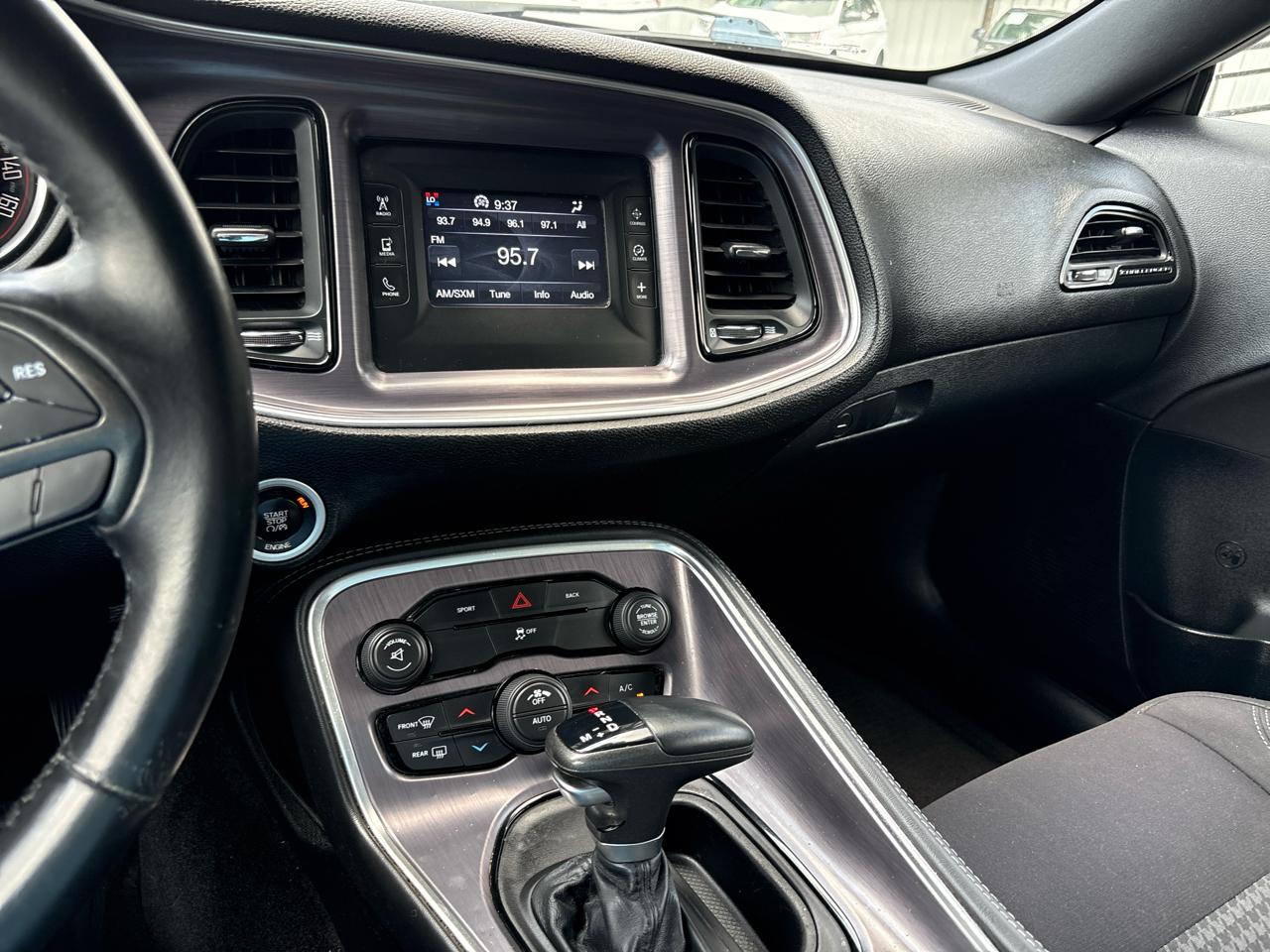 Dodge Challenger 2dr Cpe SXT 2015