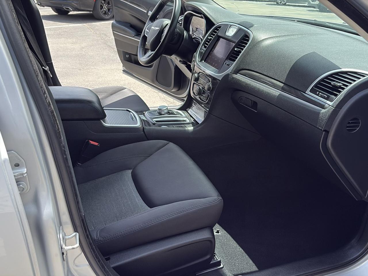 Chrysler 300 Touring RWD 2021
