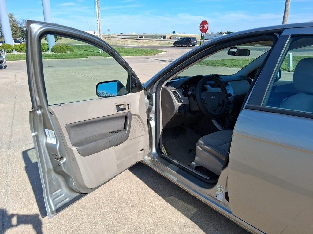 Ford Focus 4dr Sdn SES 2008