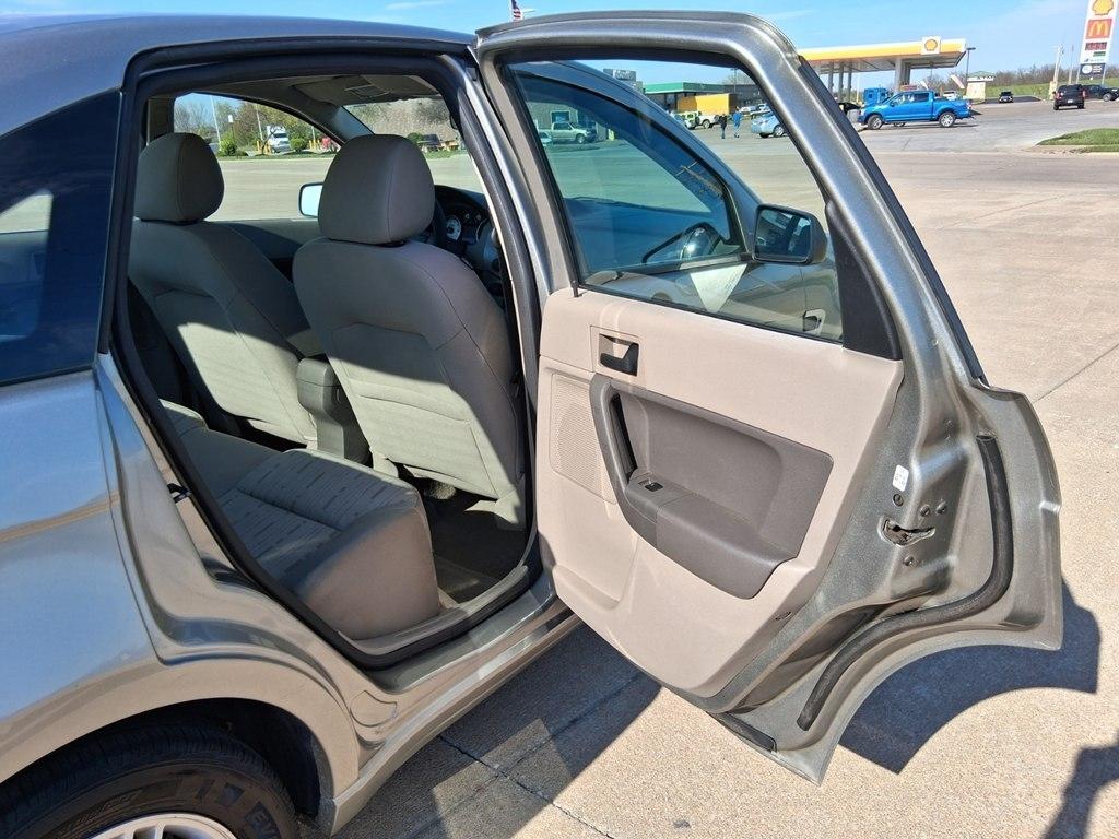 Ford Focus 4dr Sdn SES 2008