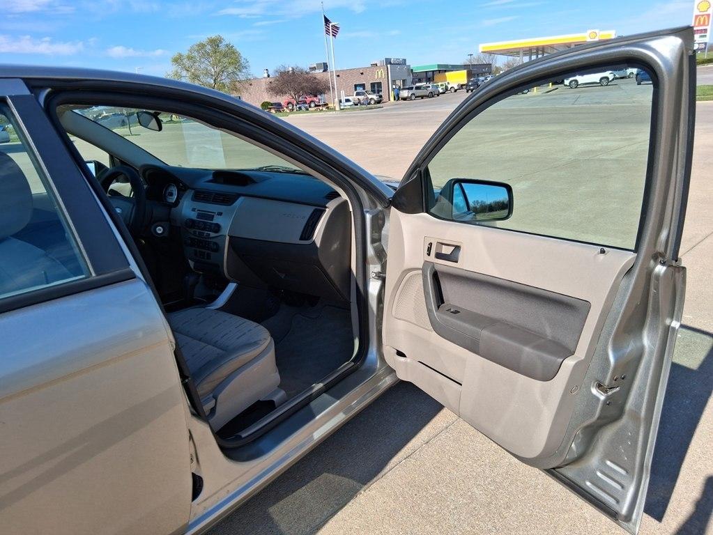 Ford Focus 4dr Sdn SES 2008