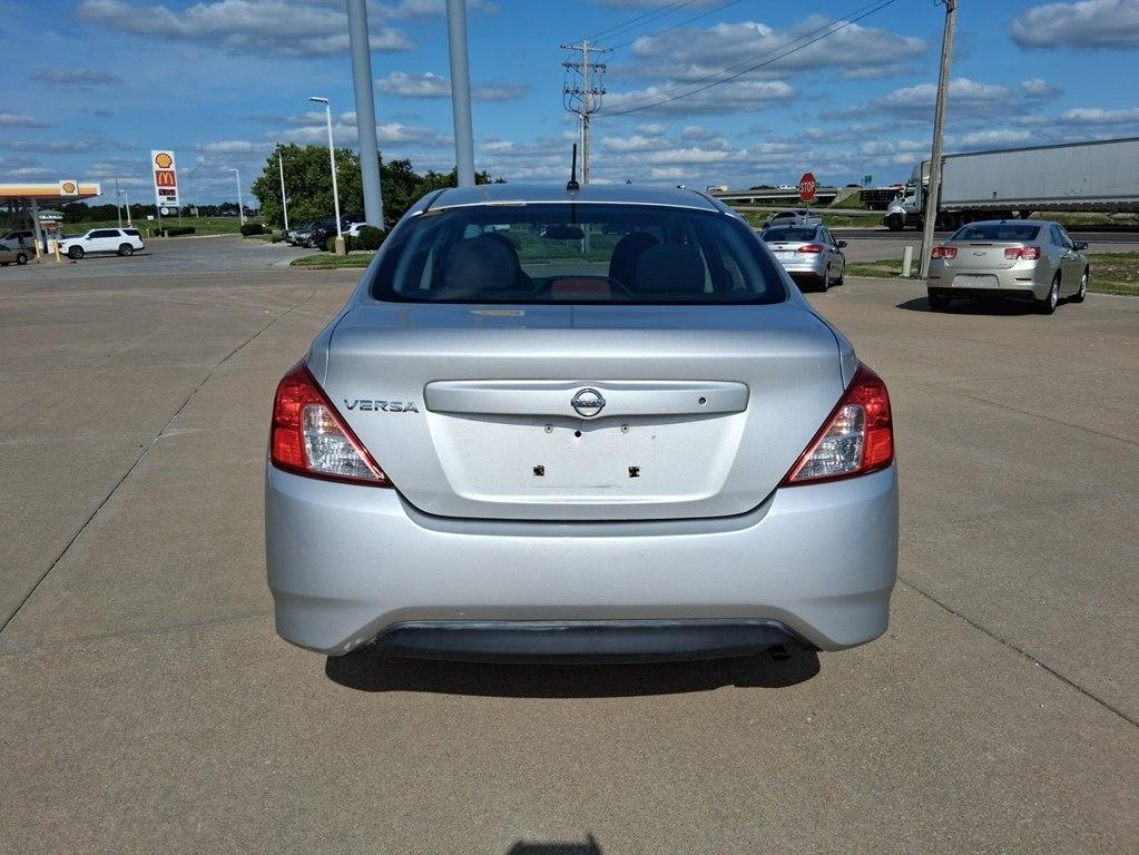 Nissan Versa 4dr Sdn Manual 1.6 S 2015