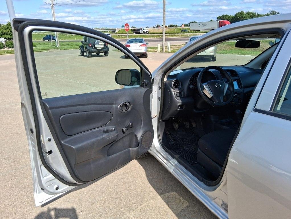 Nissan Versa 4dr Sdn Manual 1.6 S 2015