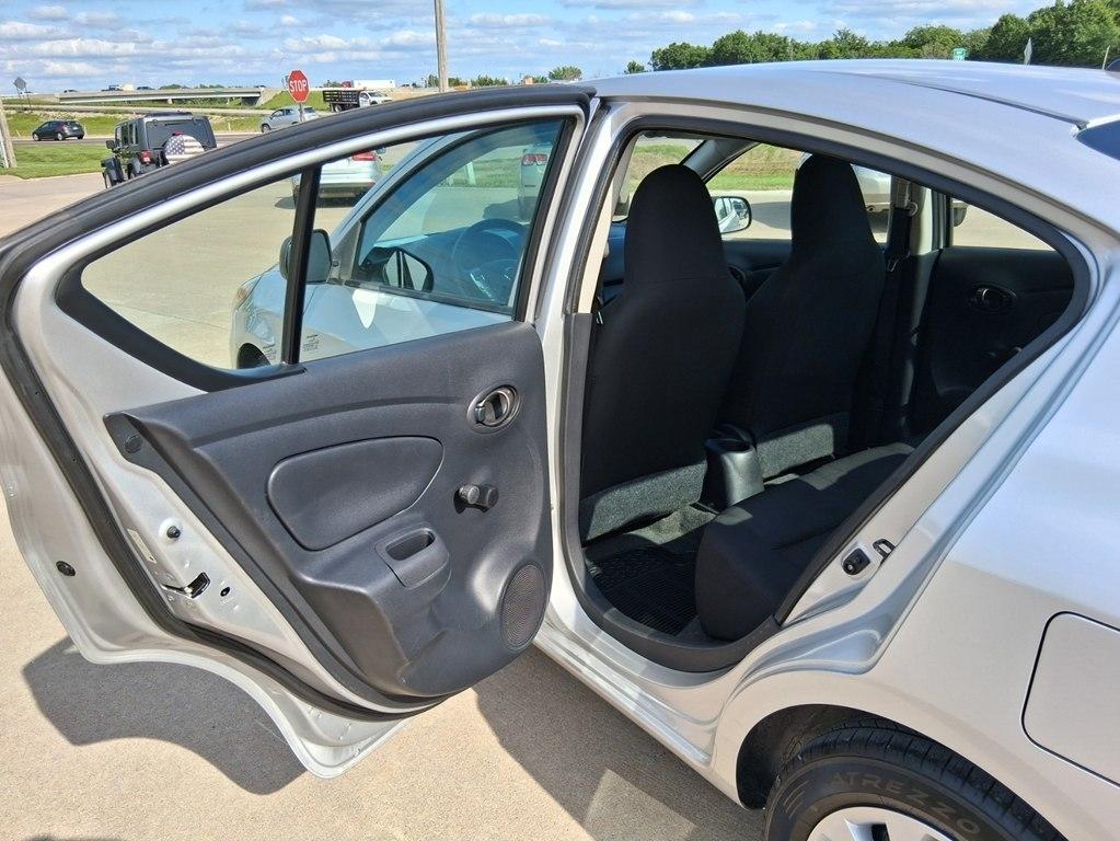 Nissan Versa 4dr Sdn Manual 1.6 S 2015