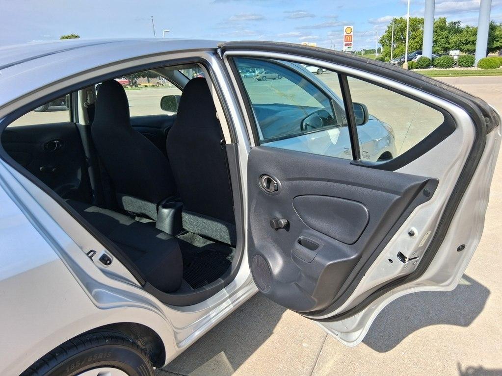 Nissan Versa 4dr Sdn Manual 1.6 S 2015