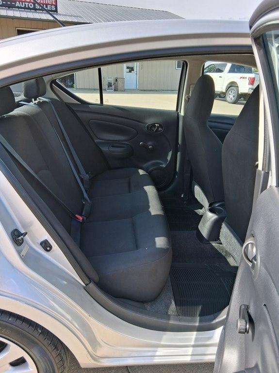 Nissan Versa 4dr Sdn Manual 1.6 S 2015