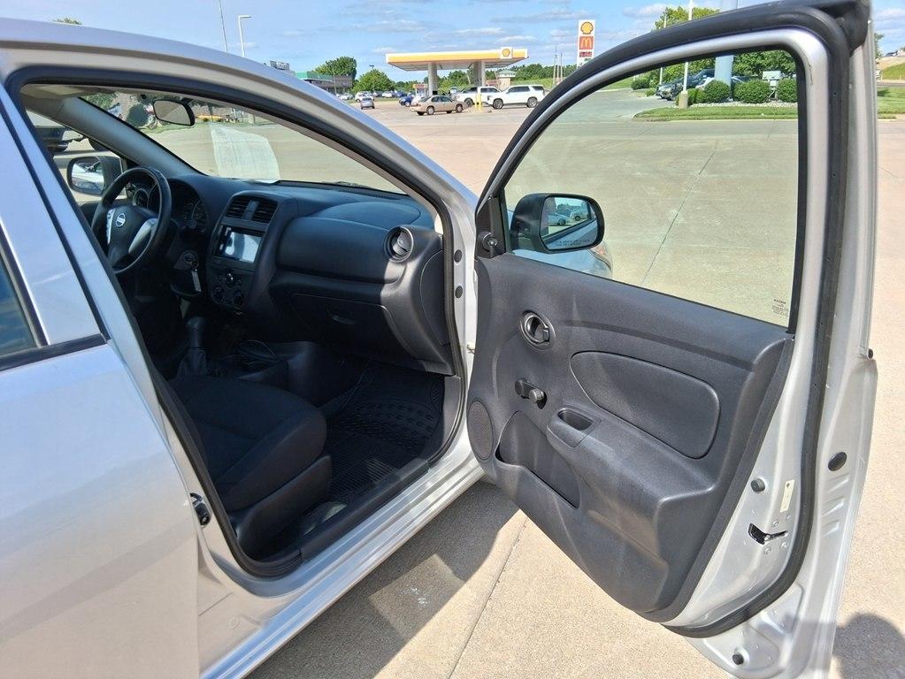 Nissan Versa 4dr Sdn Manual 1.6 S 2015