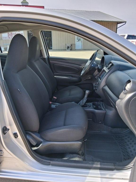 Nissan Versa 4dr Sdn Manual 1.6 S 2015