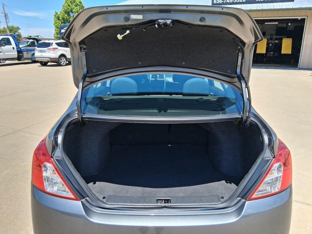 Nissan Versa Sedan SV CVT 2019