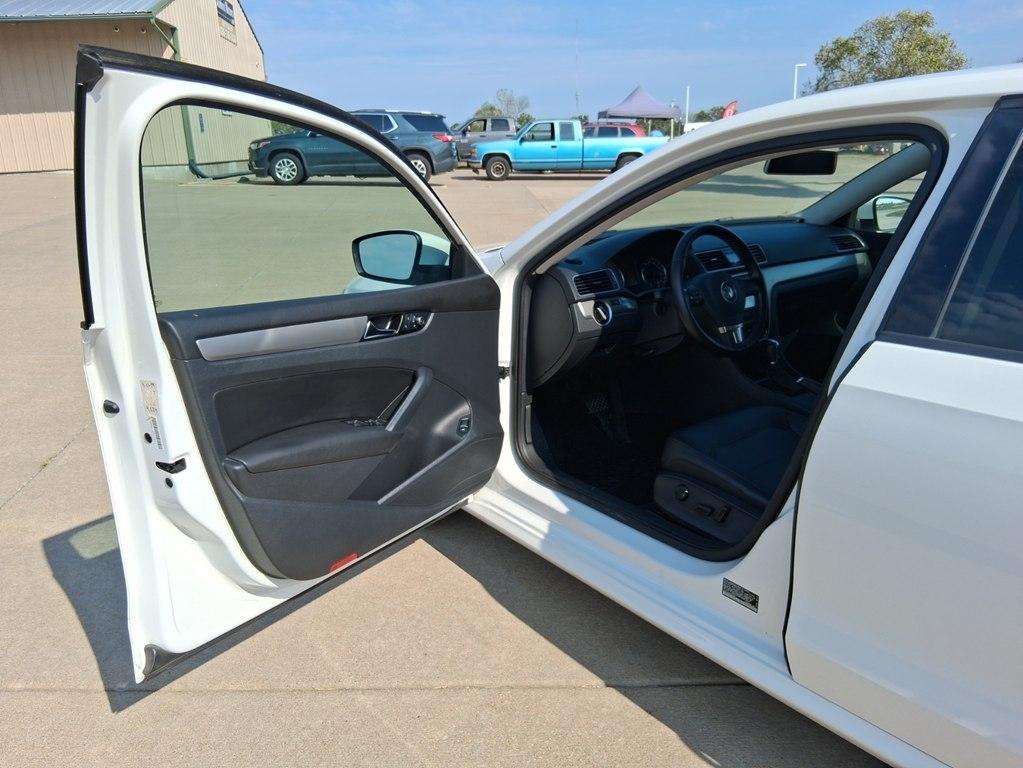 Volkswagen Passat 4dr Sdn 1.8T Auto Wolfsburg Ed PZEV 2014