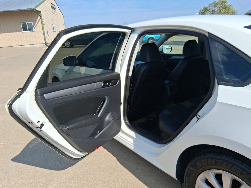 Volkswagen Passat 4dr Sdn 1.8T Auto Wolfsburg Ed PZEV 2014