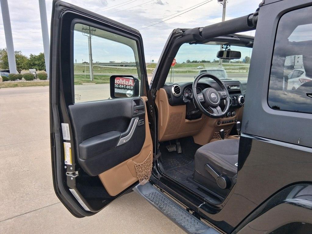 Jeep Wrangler 4WD 2dr Sahara 2015
