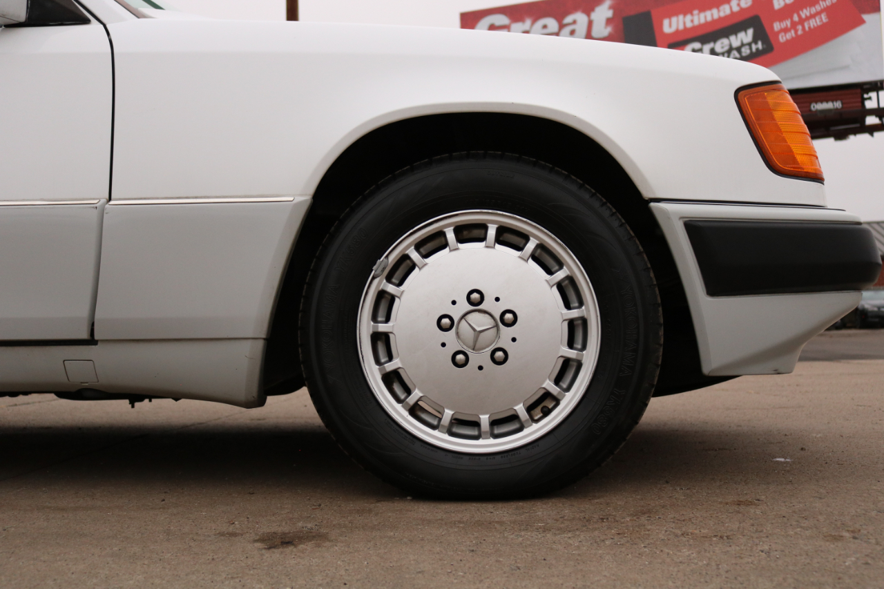 1993 Mercedes Benz 300 photo 4