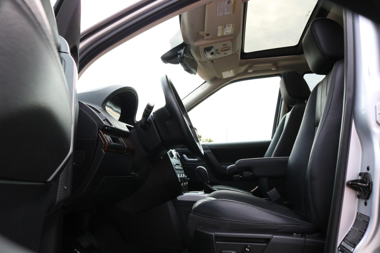 Land Rover LR2 photo 16