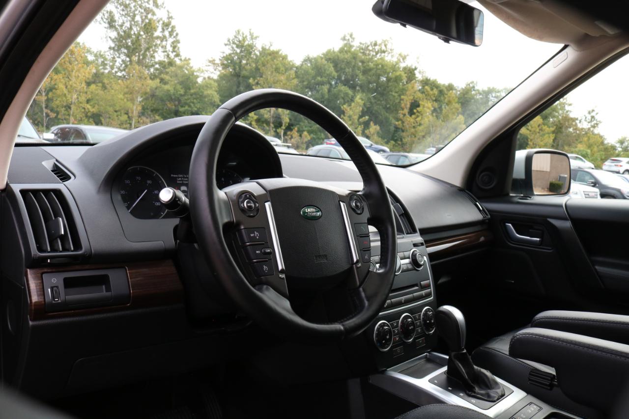 Land Rover LR2 photo 18