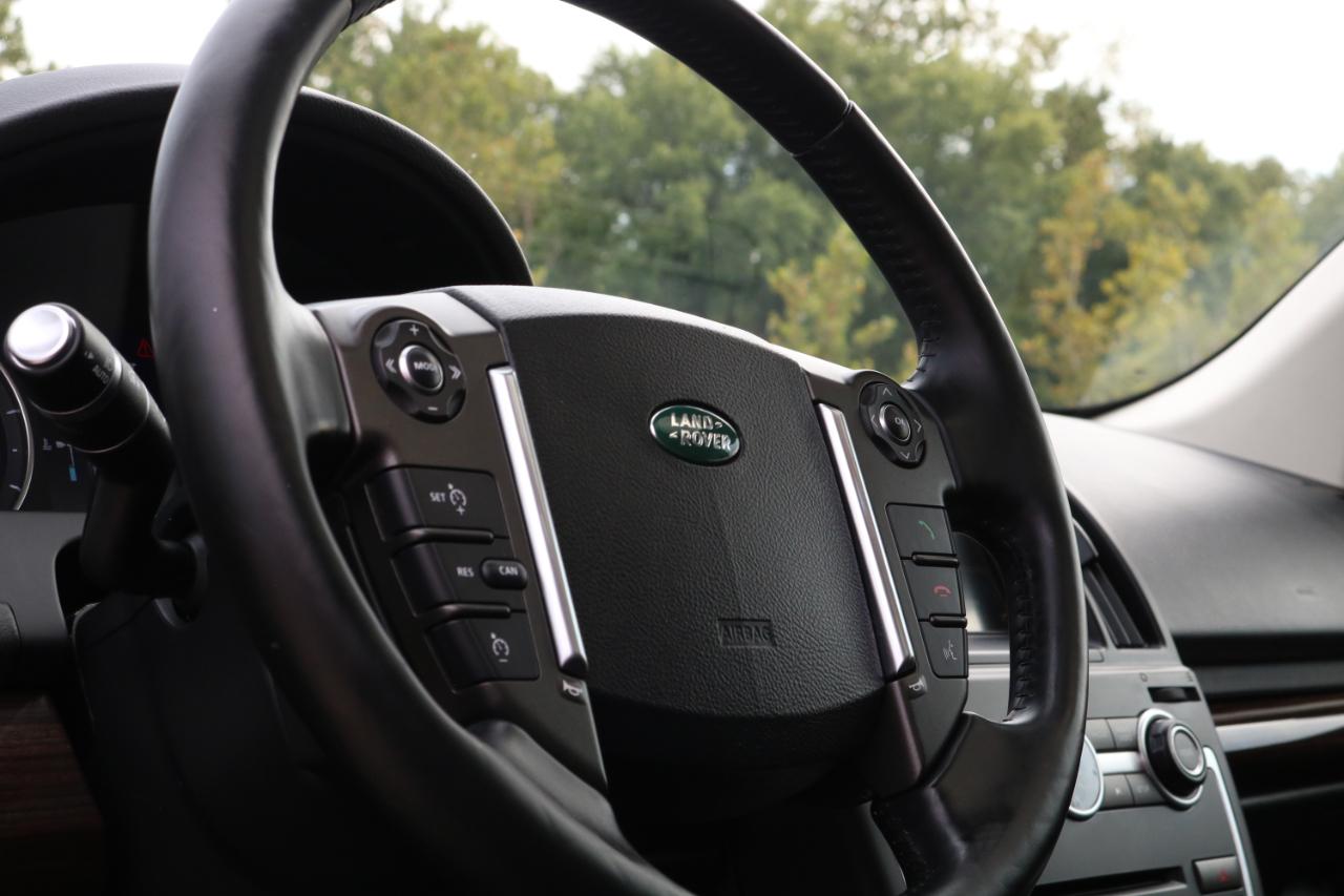 Land Rover LR2 photo 19