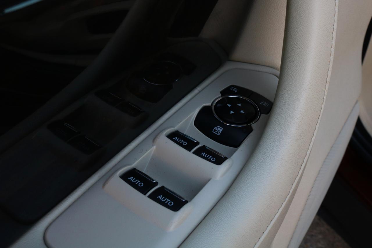 Lincoln MKS photo 16