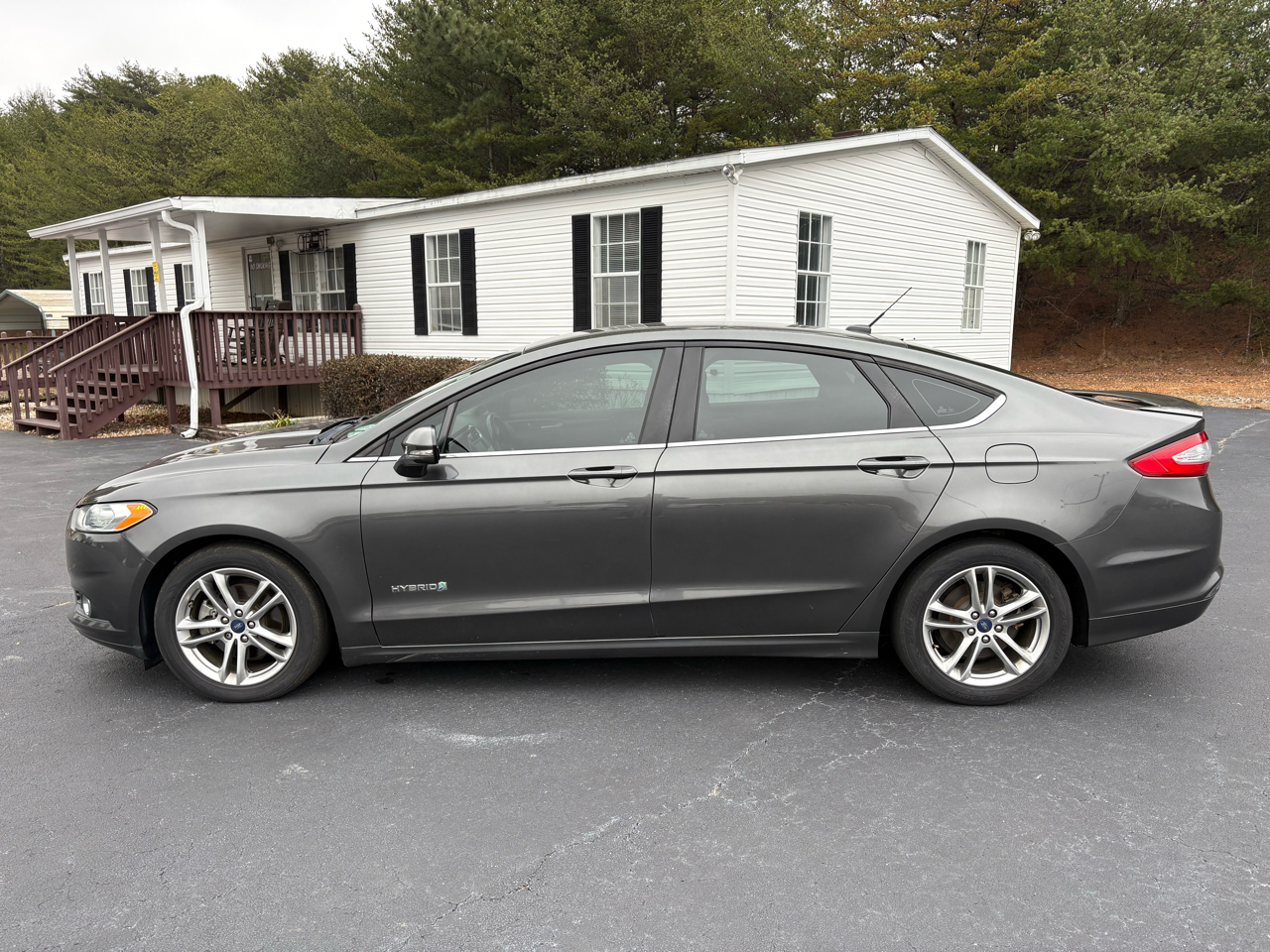 Ford Fusion Hybrid SE 2016