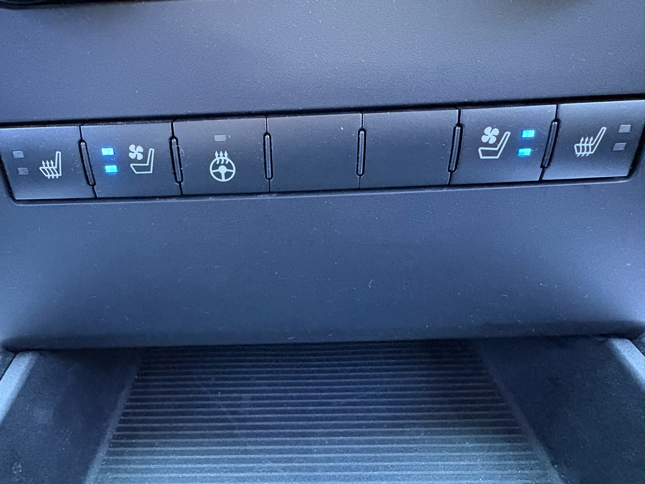 RAM 1500 Sport Crew Cab 4WD 2012