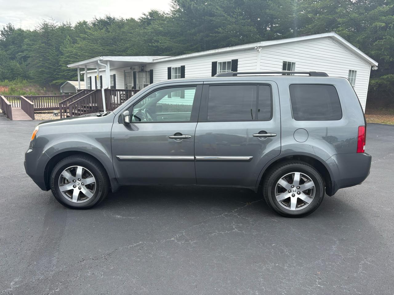 Honda Pilot Touring 4WD 5-Spd AT with DVD 2013