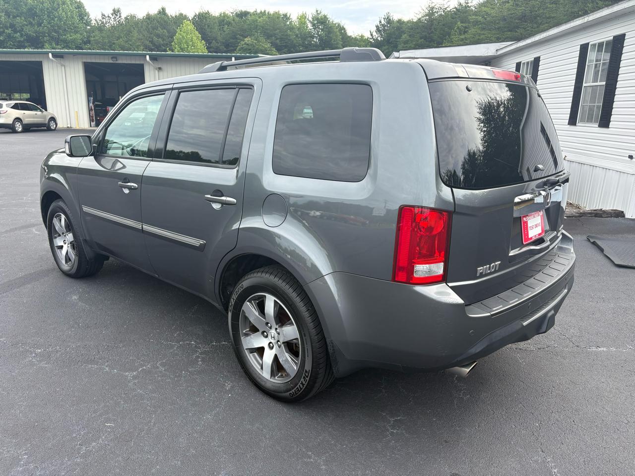 Honda Pilot Touring 4WD 5-Spd AT with DVD 2013
