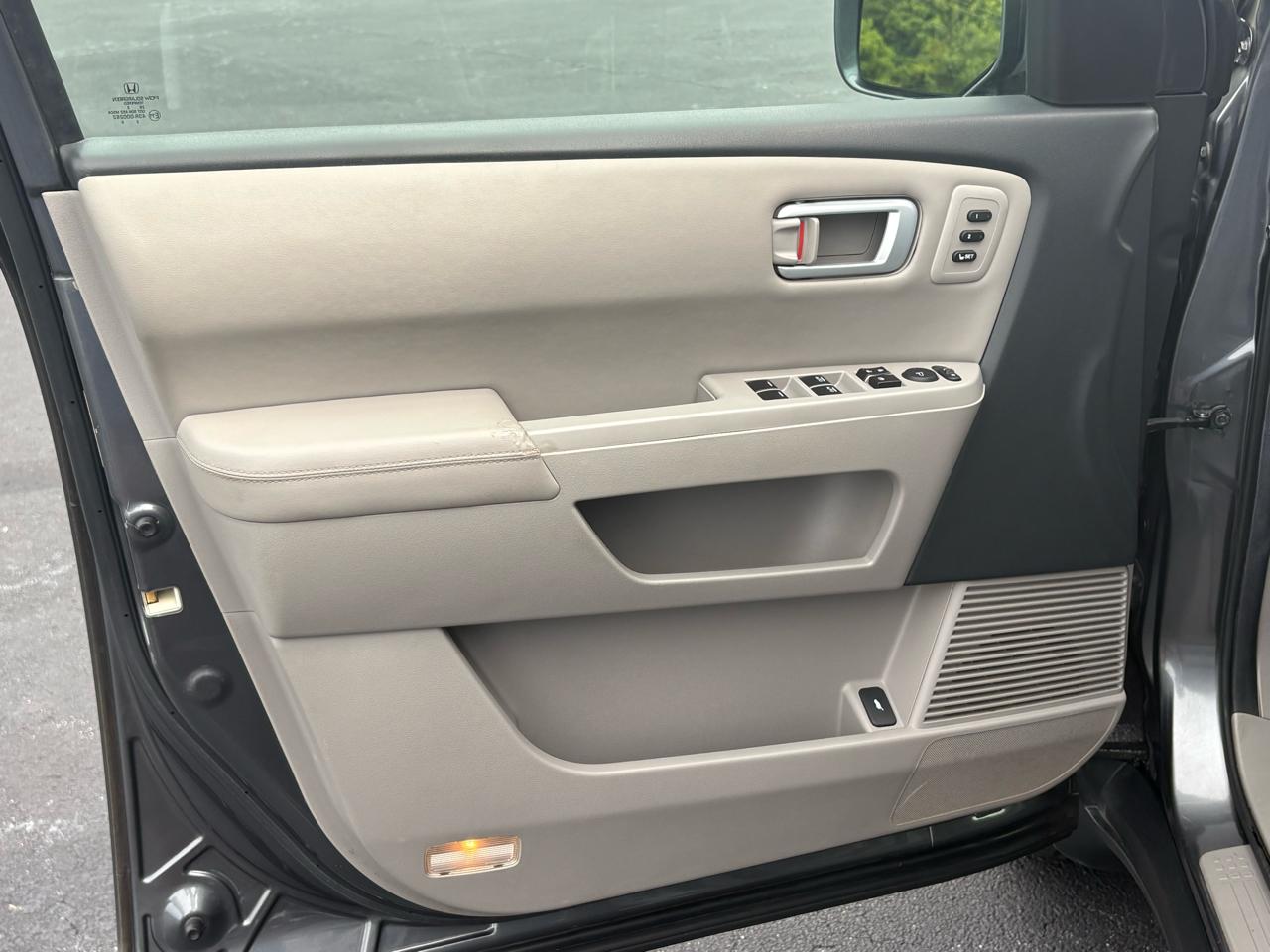 Honda Pilot Touring 4WD 5-Spd AT with DVD 2013