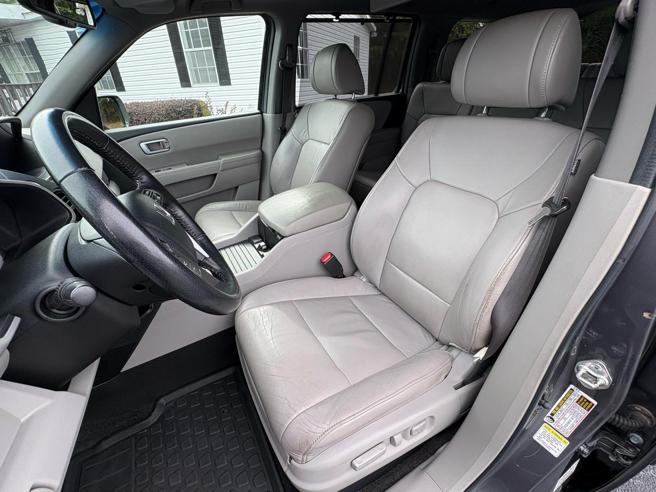 Honda Pilot Touring 4WD 5-Spd AT with DVD 2013