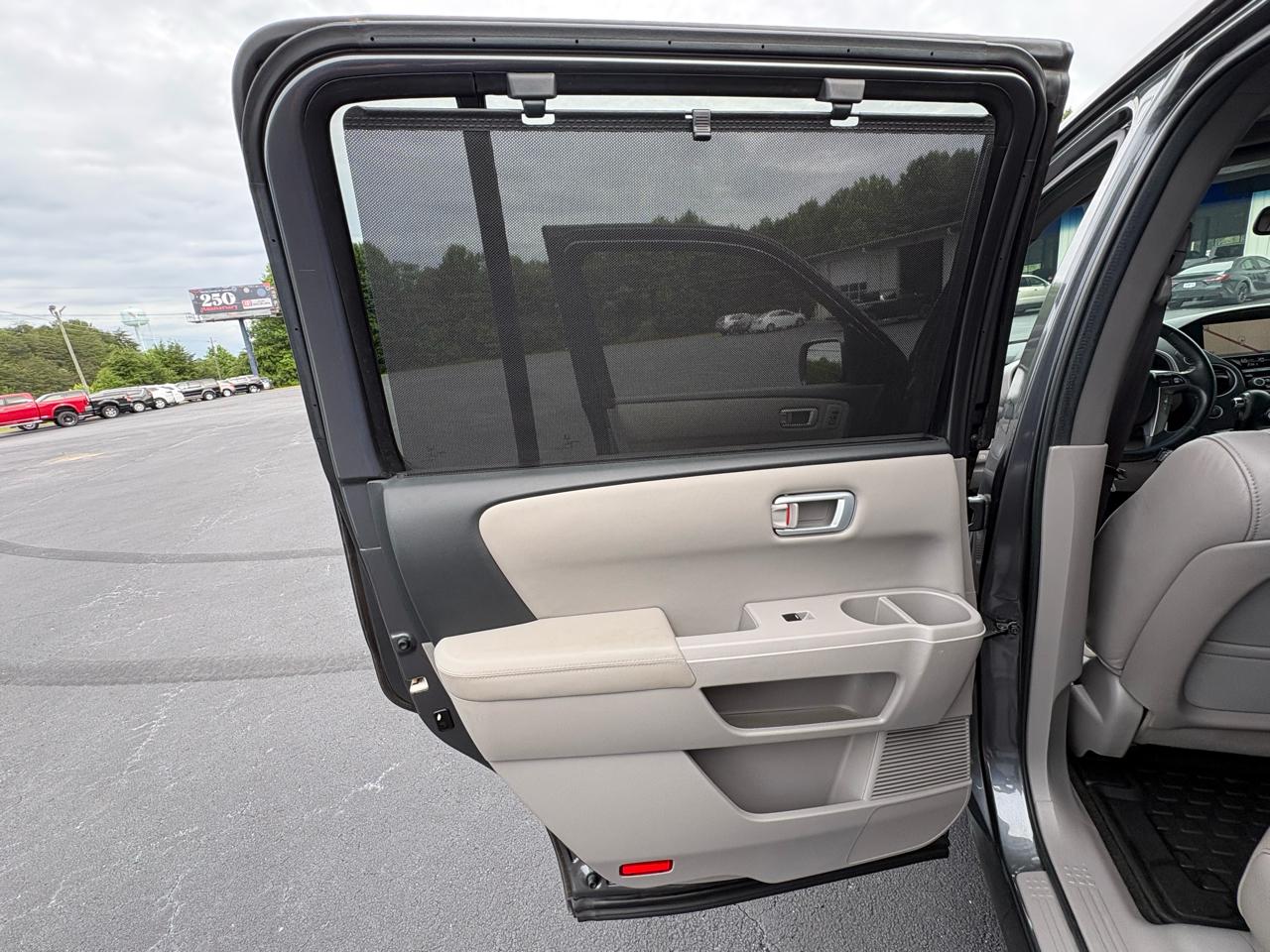Honda Pilot Touring 4WD 5-Spd AT with DVD 2013