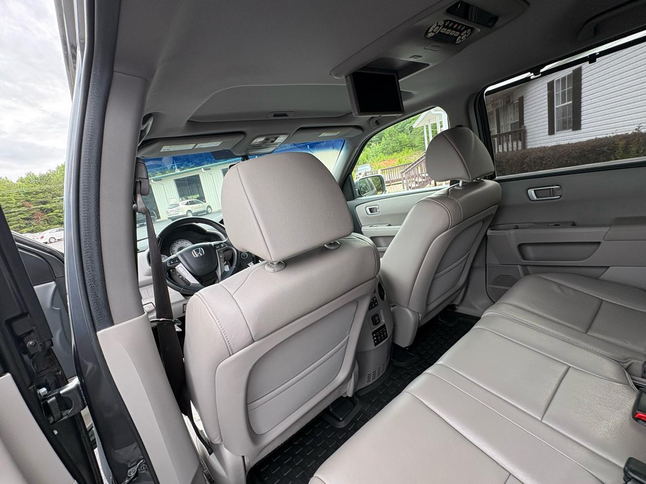 Honda Pilot Touring 4WD 5-Spd AT with DVD 2013