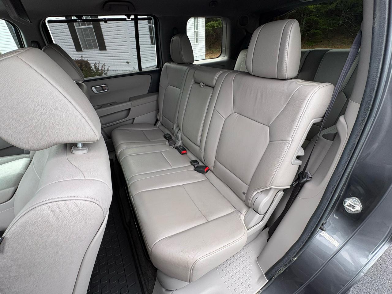 Honda Pilot Touring 4WD 5-Spd AT with DVD 2013