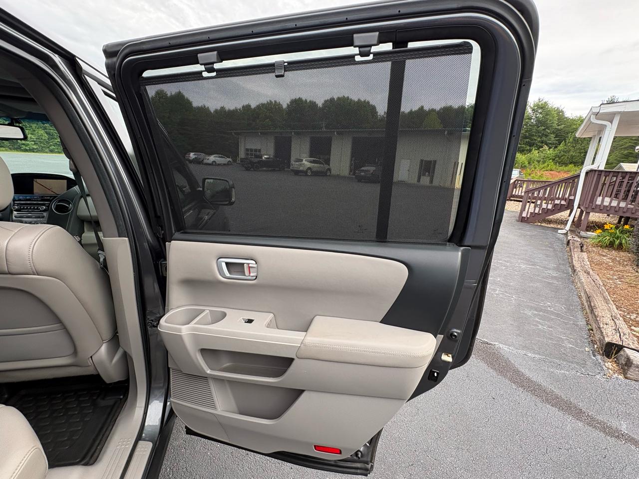 Honda Pilot Touring 4WD 5-Spd AT with DVD 2013